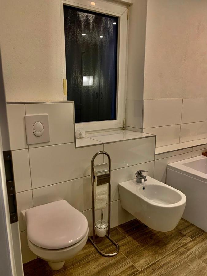 Monteurzimmer Oberlistingen Zweibettzimmer Mit 2 Baedern ブロイナ エクステリア 写真