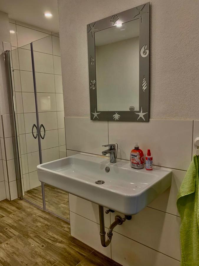 Monteurzimmer Oberlistingen Zweibettzimmer Mit 2 Baedern ブロイナ エクステリア 写真